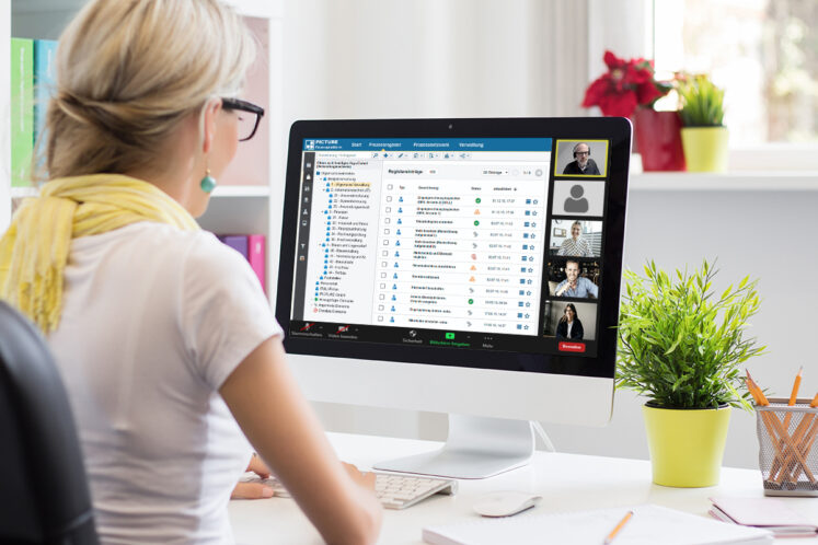 Frau am Laptop vor Online-Meeting