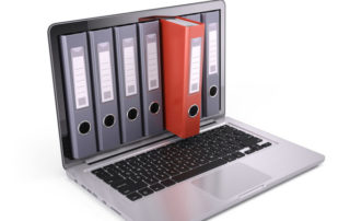 laptop mit Aktenordnern