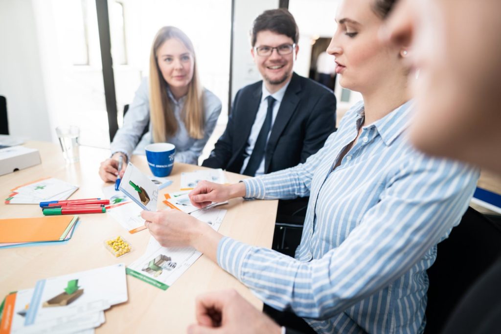 Workshop Situation Personen am Tisch