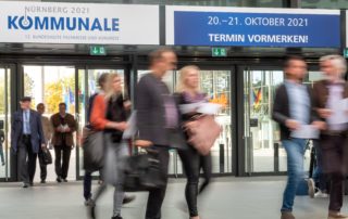 Messegebäude mit mehreren Messeteilnehmern