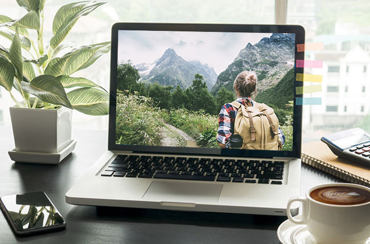 Laptop mit Auschnitt Frau und Berge Natur