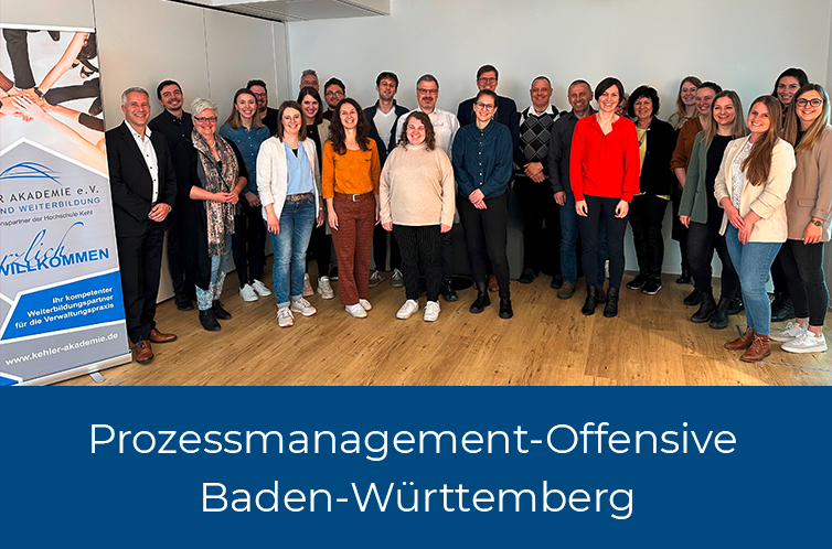 Gruppenfoto der Teilnehmenden und Text "Prozessmanagement-Offensive Baden-Württemberg"