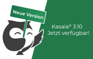 Kasaia-Eule trägt ein Schild mit dem Text "neue Version", daneben der Text "Kasaia 3.10 jetzt verfügbar"