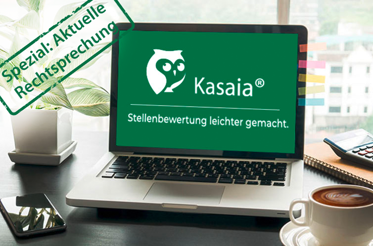 Laptop mit Kasaia-Logo und Text „Stellenbewertung leichter gemacht“, Hinweis auf Spezial „Aktuelle Rechtsprechung“ im Bürosetting