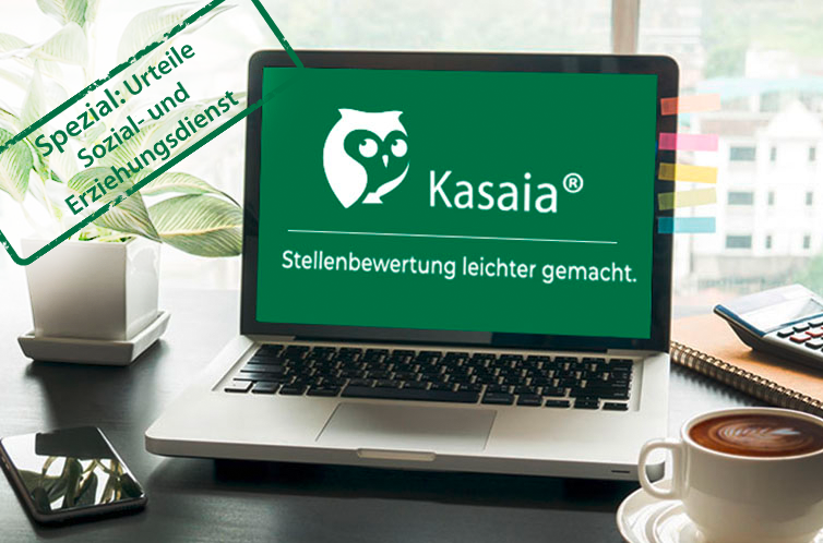 Laptop mit Kasaia-Logo und Text „Stellenbewertung leichter gemacht“, Hinweis auf Spezial zu Urteilen im Sozial- und Erziehungsdienst im Bürosetting