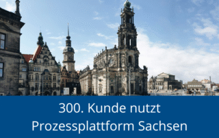 Foto eines Platzes in Dresden, darunter blauer Balken mit Text "300. Kunde nutzt Prozessplattform Sachsen