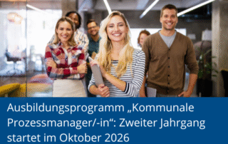 Junge Menschen stehen lachend in einem modernen Büro. Text: Ausbildungsprogramm „Kommunale Prozessmanager/-in“ – zweiter Jahrgang startet im Oktober 2026.