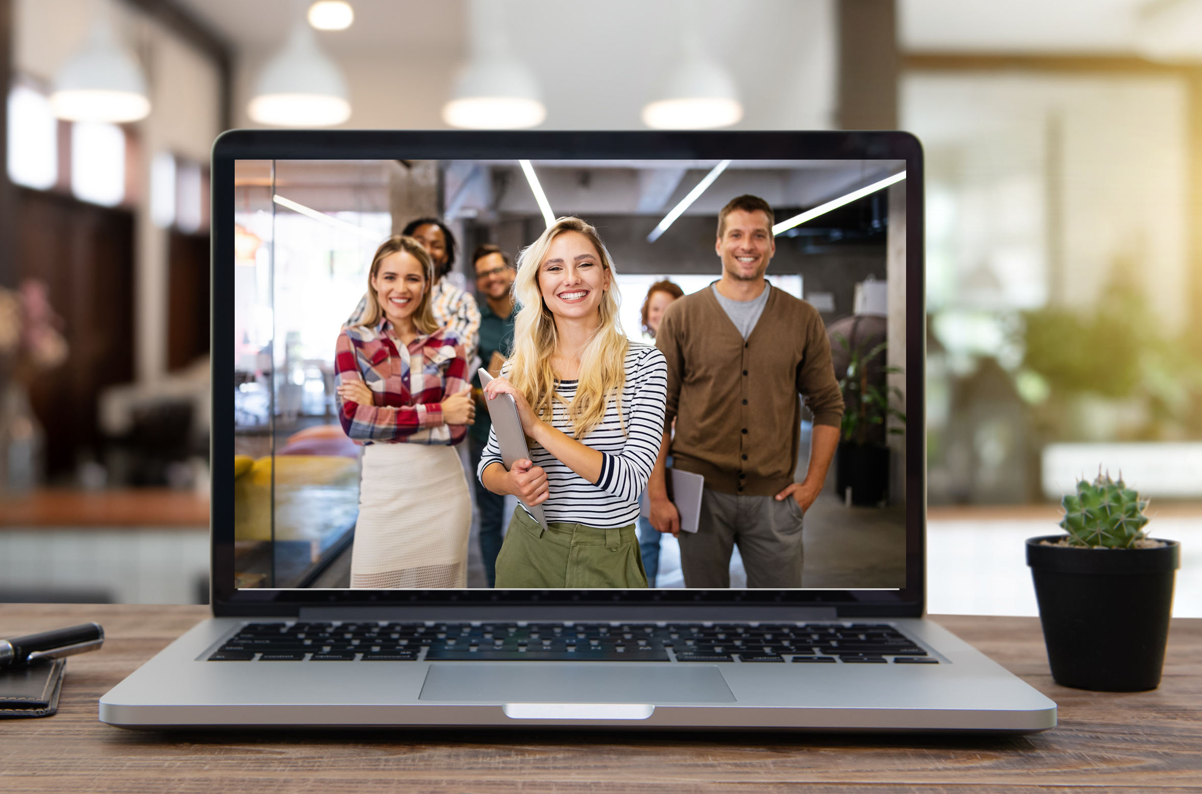 Laptop auf Schreitisch im Büro.