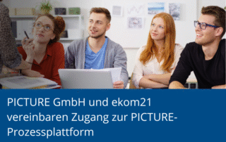Gruppe von Personen in Workshop-Situation am Tisch, darauf der Text "PICTURE GmbH und ekom21 vereinbaren Zugang zur PICTURE-Prozessplattform